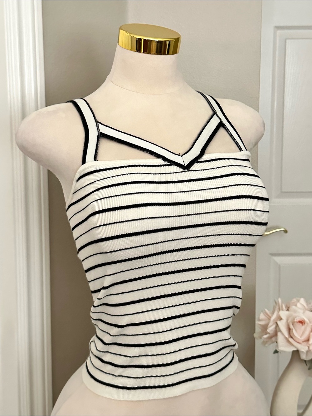 Express White Black Striped Ribbed Sweater Tank w/ Cutout V-Neck Detail Sz XS - Picture 3 of 7